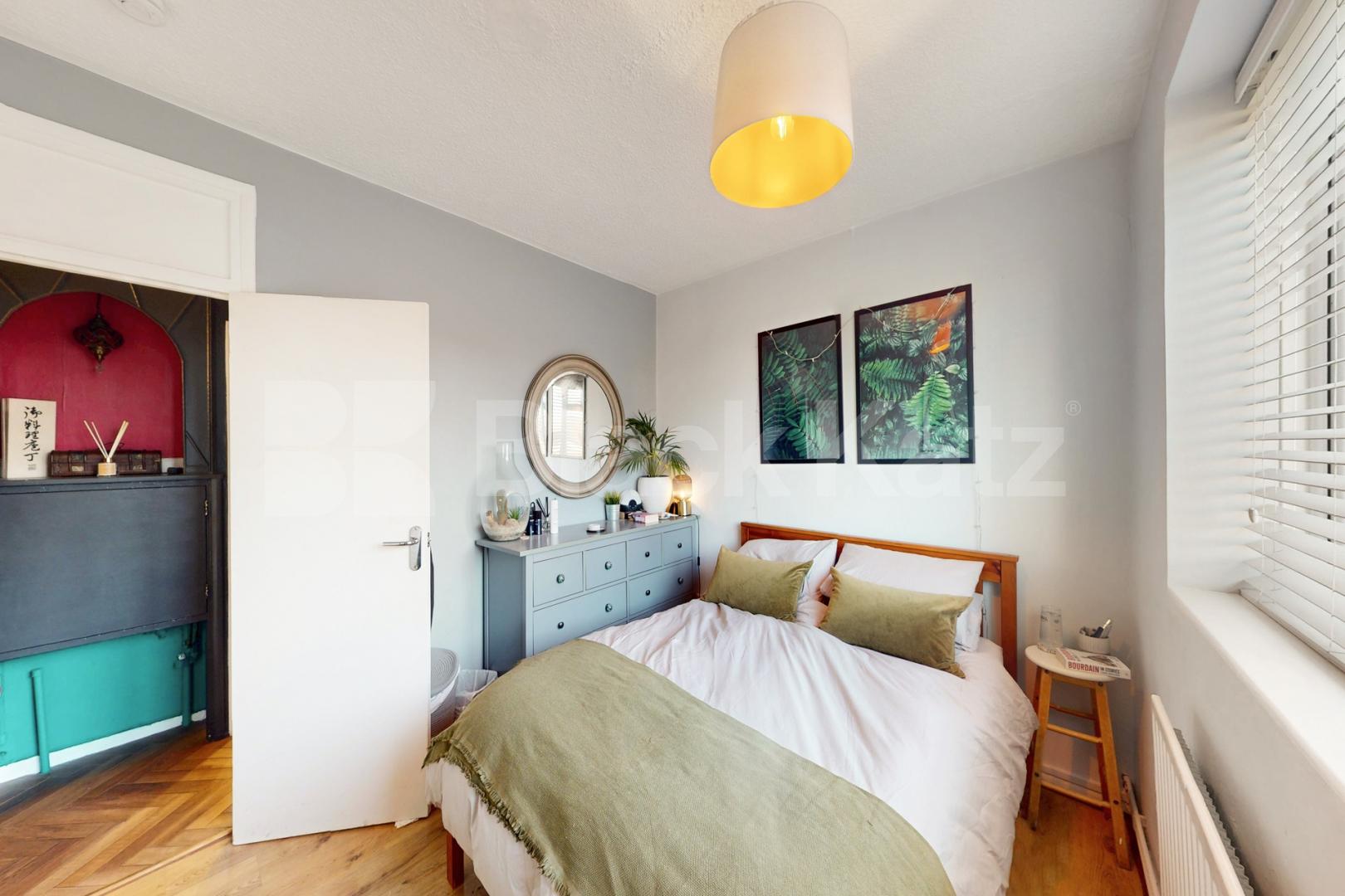 A very generous top floor apartment & superbly located   Neckinger Enid street , London Bridge / Bermondsey  